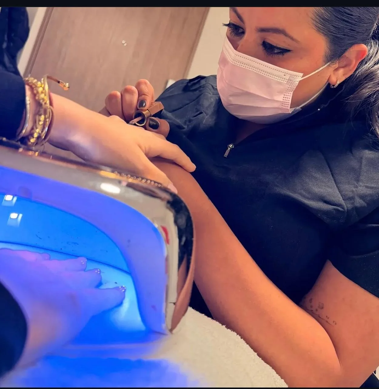 Manicurista profesional de Glowli Studio